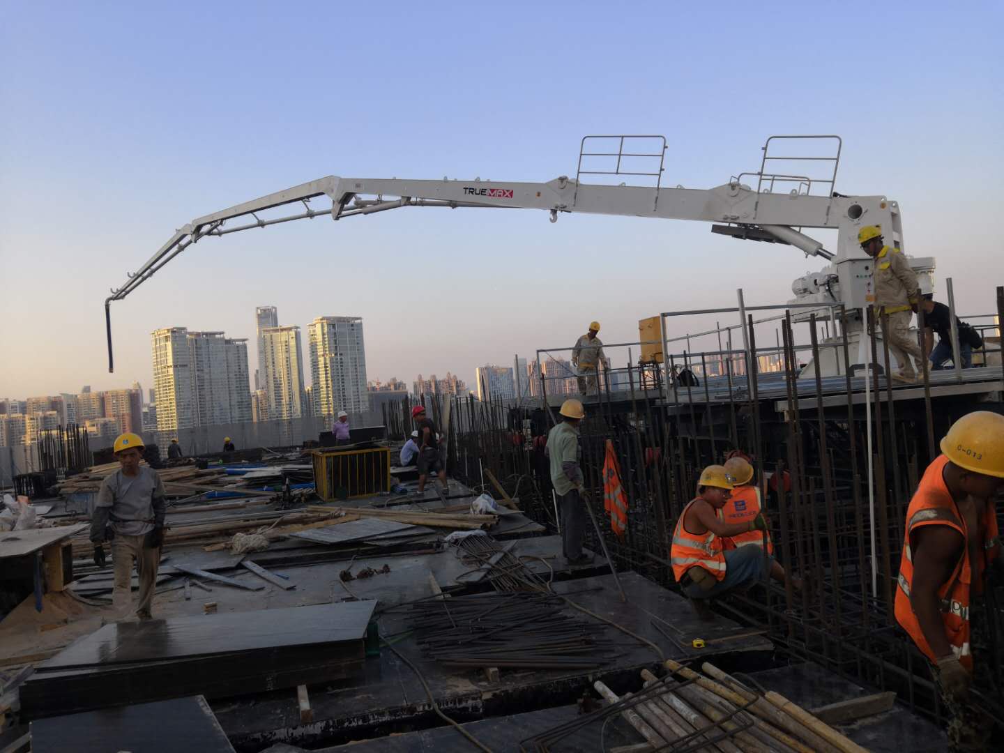 內爬布料機 內爬布料機