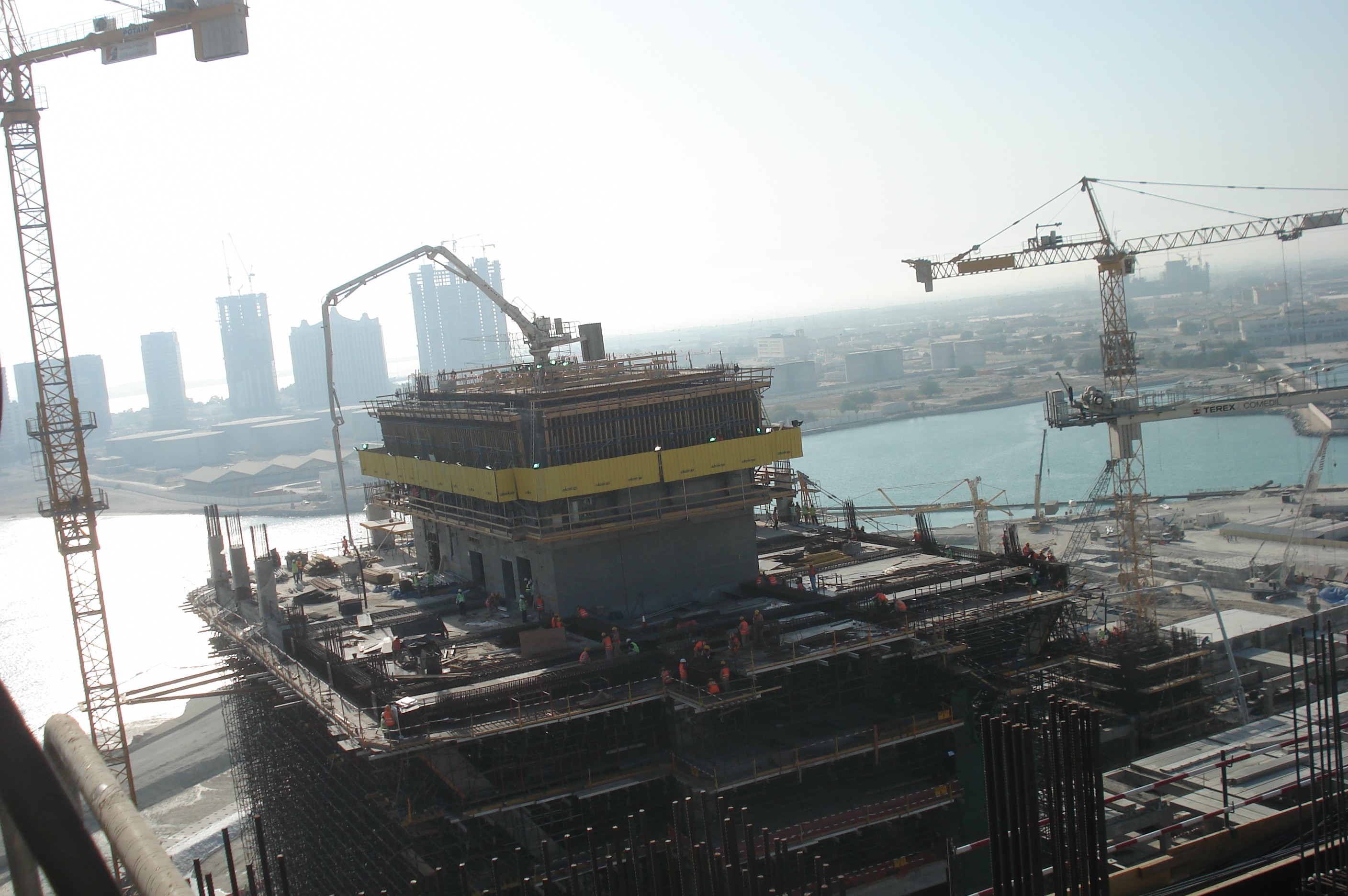 電梯井內爬布料機 電梯井內爬布料機